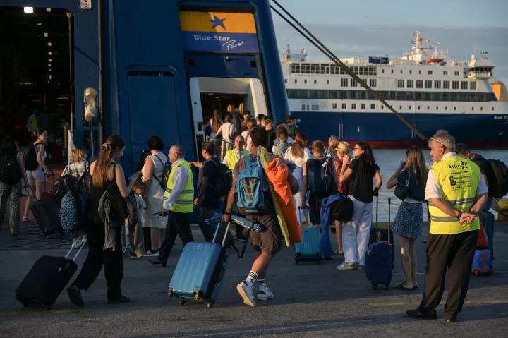 Έξοδος αδειούχων: Ουρές από το Στάδιο Ειρήνης και Φιλίας ως το λιμάνι του Πειραιά - 100% πληρότητα στα πλοία