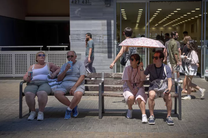 Σε κλοιό καύσωνα Ισπανία και Πορτογαλία: Συναγερμός για θερμοκρασίες έως και 44 βαθμούς