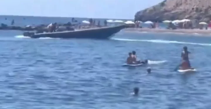 Ισπανία: Ντόπιοι κυνηγούν μετανάστες που έφτασαν σε παραλία της Γρανάδα (vid)