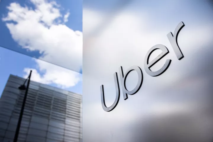 Η Uber αναζητά κεφάλαια για την επέκταση του στόλου ρομποταξί