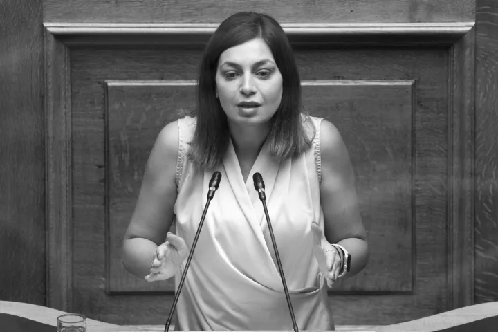 De facto η Μαρία Απατζίδη προκαλεί ξανά