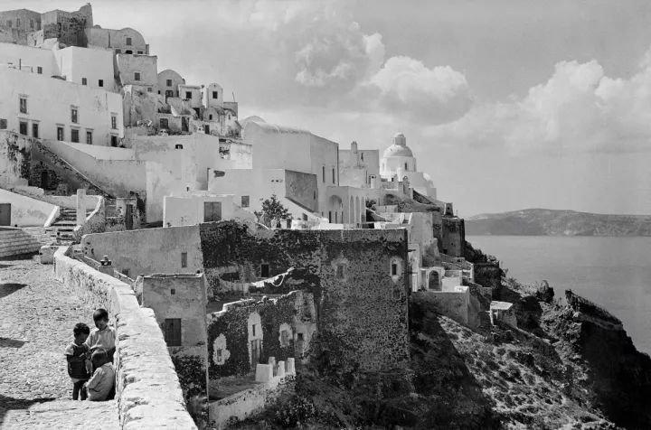 Η Σαντορίνη της Nelly’s «επιστρέφει» στο κυκλαδίτικο νησί