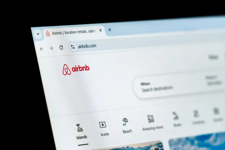 Airbnb: Ξεπέρασε τις προσδοκίες στα κέρδη εν μέσω εμπορικών πιέσεων και ανάκαμψης στα ταξίδια - Άλμα 13% για τα έσοδα