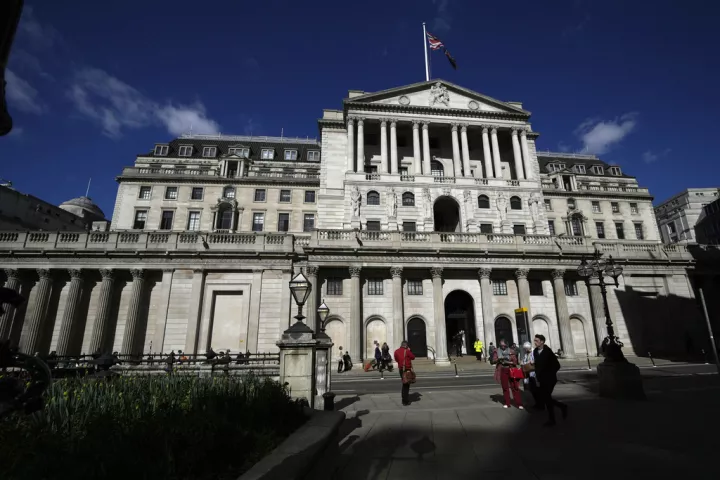 Πέμπτη διαδοχική μείωση των επιτοκίων της BoE - Οριακά «πέρασε» η νομισματική χαλάρωση