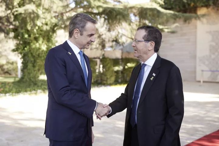 Τηλεφωνική επικοινωνία Κυρ. Μητσοτάκη - Χέρτσογκ: Έμφαση στην απελευθέρωση των ομήρων