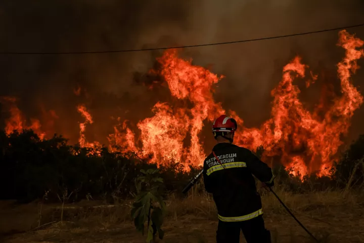 Πυρκαγιά στον Άγιο Θωμά Ηρακλείου - Ισχυρές πυροσβεστικές δυνάμεις (vid)
