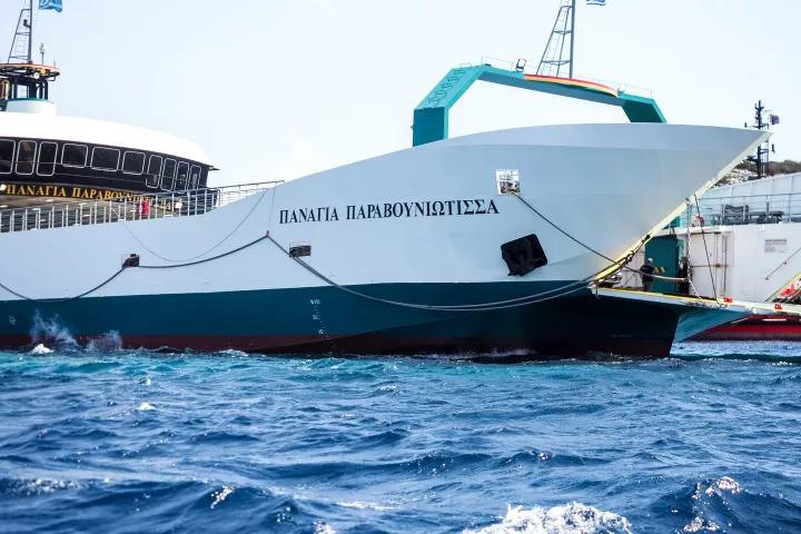 Νέα Στύρα: Ολοκληρώθηκε η ρυμούλκηση του πλοίου - Ομαδικές αγωγές ετοιμάζουν οι επιβάτες