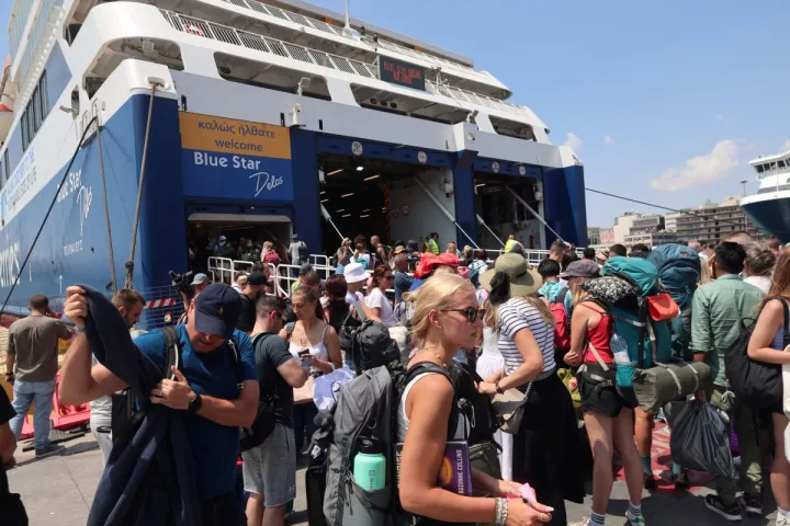 Αναχωρούν στις 16:00 από τον Πειραιά τα πλοία προς Κυκλάδες