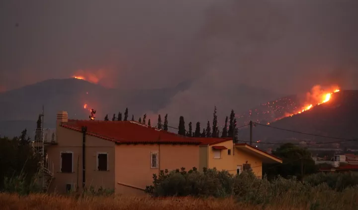 Φωτιά στην Κερατέα: Ειδική πλατφόρμα της Πολιτικής Προστασίας για την προσωρινή στέγαση των πυρόπληκτων