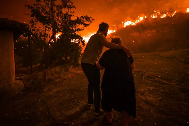Δραματικές σκηνές στην Ηράκλεια Ηλείας: Οι φλόγες έφτασαν τα πρώτα σπίτια - Το χωριό εκκενώνεται 