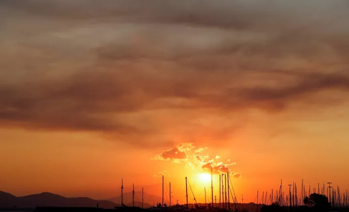 AtmoHub: Μέσα σε 4 ώρες ο καπνός από τη φωτιά στην Κερατέα έφτασε στα Αντικύθηρα