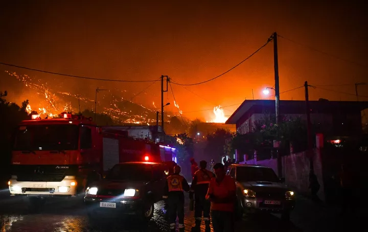 Φωτιά στην Αρχαία Ολυμπία: Μάχη με τις αναζωπυρώσεις στο Χελιδόνι - Καλύτερη η εικόνα στο χωριό Ηράκλεια (pics&vids)