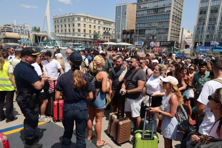 Αναχωρούν οι αδειούχοι με όλα τα μέσα - Άρση του απαγορευτικού απόπλου