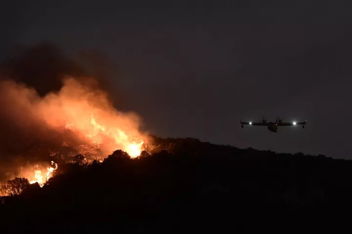 Συνελήφθησαν δύο υπάλληλοι του ΔΕΔΔΗΕ για τη φωτιά στην Κερατέα - Κατηγορούνται για παραλείψεις στο δίκτυο