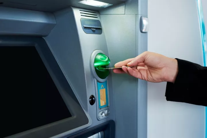 Όλες οι μειώσεις στις τραπεζικές προμήθειες - Τι αλλάζει από Δευτέρα στις συναλλαγές στα ΑΤΜ