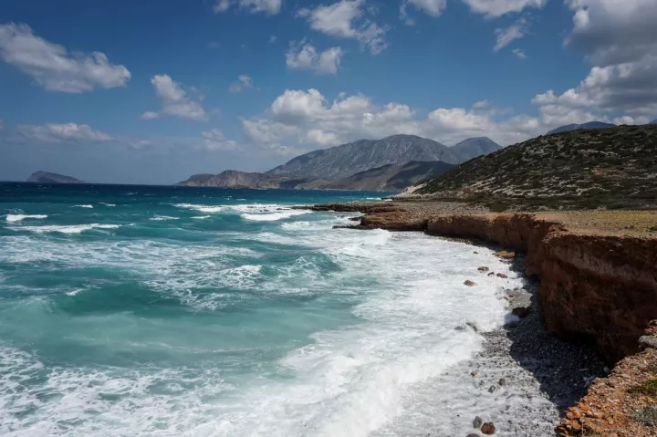 Καιρός: Ισχυροί βοριάδες και καύσωνας στο Αιγαίο μέχρι την Τρίτη – Πότε αναμένεται πτώση της θερμοκρασίας