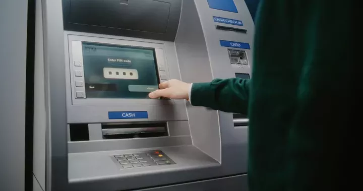 Τέλος από σήμερα οι προμήθειες στις αναλήψεις από ATM - Πλαφόν στις χρεώσεις από μηχανήματα τρίτων παρόχων