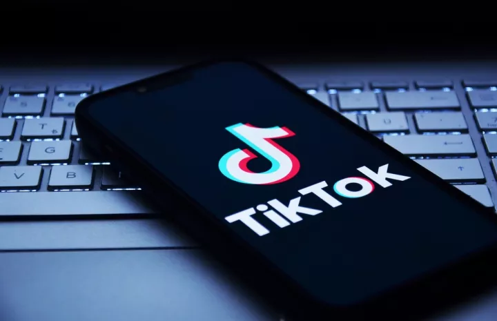 TikTok: Καταργεί την ομάδα ελέγχου περιεχομένου και την αντικαθιστά με AΙ και εξωτερικούς συνεργάτες