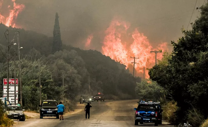 Ανεξέλεγκτη η φωτιά στην Αχαΐα, πύρινα μέτωπα σε Ζάκυνθο, Χίο, Πρέβεζα, Βόνιτσα - Νέα πυρκαγιά στην Κεφαλονιά