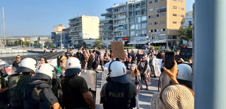 Νέο περιστατικό αντισημιτισμού: Διαδηλωτές στο Βόλο προσπάθησαν να μπλοκάρουν την αποβίβαση Ισραηλινών τουριστών (pics)