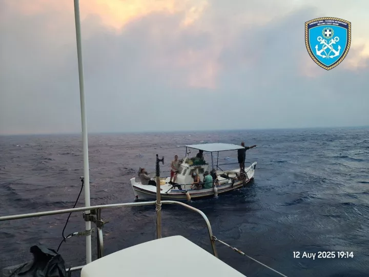 Λιμενικό: Απεγκλώβισε 76 πολίτες την Τρίτη από τις φωτιές σε Πάτρα και Χίο (pics)