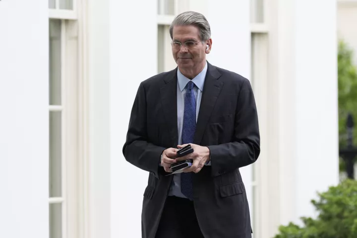 Ο Μπέσεντ ζητά μείωση των επιτοκίων της Fed έως και 1,75%