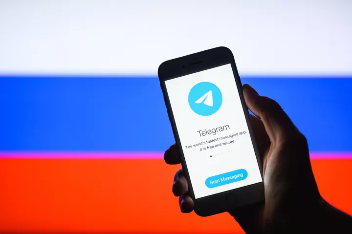 Η Ρωσία περιορίζει τις κλήσεις στο Telegram και το WhatsApp