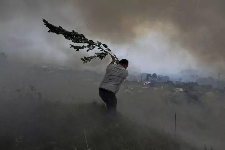 Η Ευρώπη μάχεται με θανατηφόρες πυρκαγιές, ενώ οι ισχυροί άνεμοι πυροδοτούν συνεχώς νέες εστίες