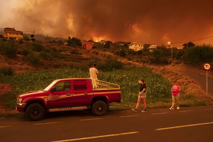 Πύρινος εφιάλτης στη νότια Ευρώπη: Ανεξέλεγκτες οι φωτιές σε Ιταλία, Ελλάδα, Πορτογαλία και Αλβανία