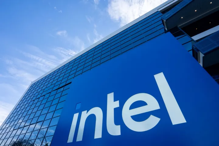 Οι μετοχές της Intel ενισχύονται μετά από φήμες για πιθανή συμμετοχή της κυβέρνησης Τραμπ