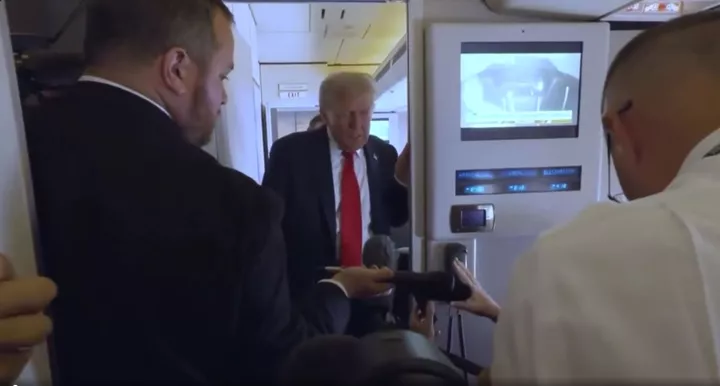 Νέες δηλώσεις Τραμπ από το Air Force One: Θέλω να δω άμεσα κατάπαυση του πυρός