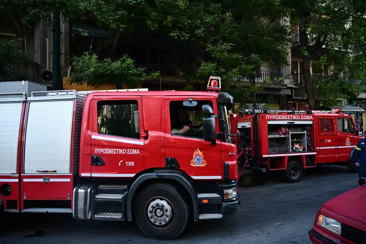 Υπό έλεγχο η φωτιά σε επιχείρηση με ανακυκλώσιμα υλικά στο Αιγάλεω