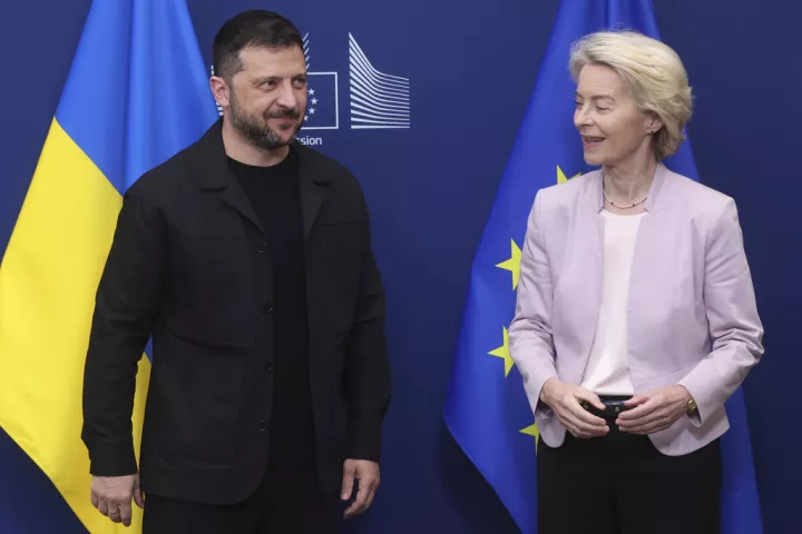Φον ντερ Λάιεν - Zελένσκι: Η Ουκρανία καθορίζει μόνη της τα σύνορά της, δεν αλλάζουν με τη βία
