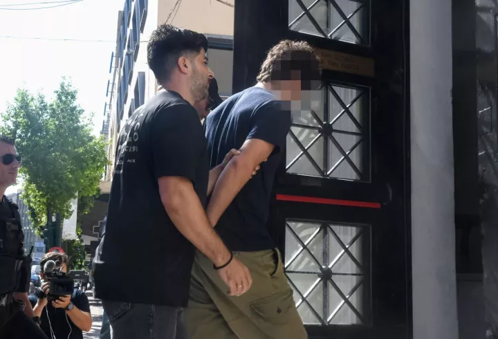 Πυρκαγιές στην Πάτρα: Απολογείται ο 25χρονος - Εντολή να κρατηθεί και οδηγός μηχανής που ήταν μαζί του