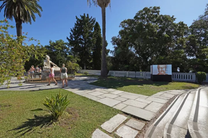 Εγκαταστάσεις ψηφιακής περιήγησης στο Αχίλλειο ξεναγούν τους επισκέπτες στην ιστορία του Ανακτόρου