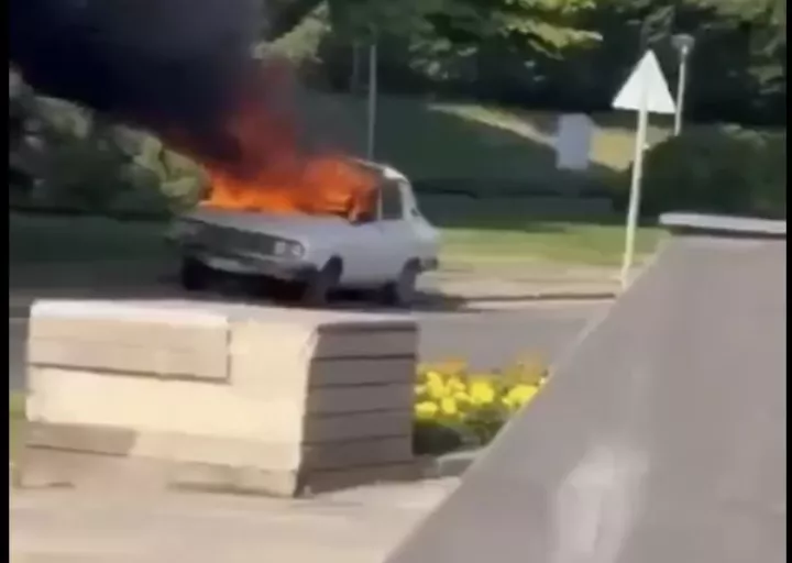 Τουρκία: Πυρπολήθηκε αυτοκίνητο έξω από το Κοινοβούλιο πριν από τη συνεδρίαση για τον αφοπλισμό του PKK (vid)
