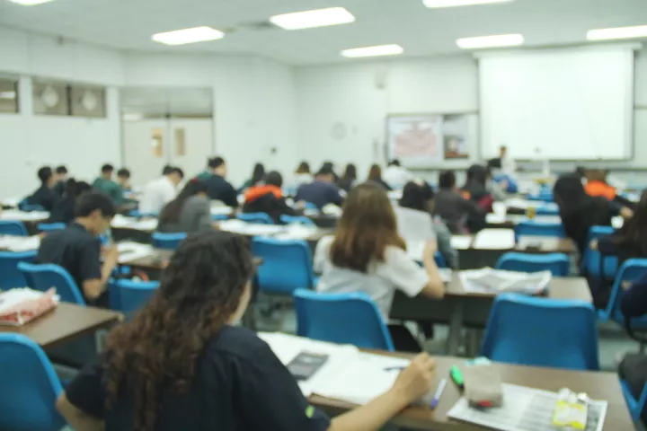 Αδειάζουν τα ΑΕΙ: Πολλές κενές θέσεις λόγω δημογραφικής συρρίκνωσης και ελάχιστης βάσης εισαγωγής 