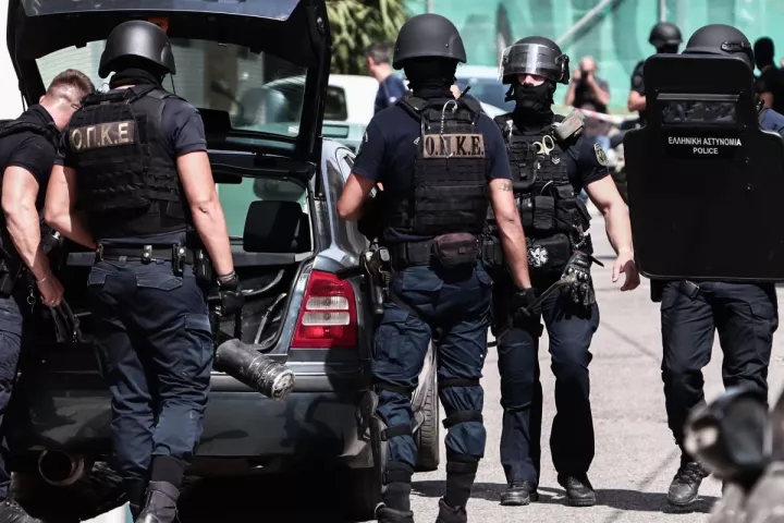 Επιχείρηση της ΕΛ.ΑΣ. σε Μενίδι και Λιόσια - Οκτώ συλλήψεις για ναρκωτικά, όπλα και ρευματοκλοπές