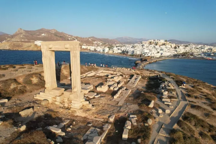 Το Πρωτοδικείο Νάξου δικαίωσε το ΥΠΠΟ: Παραμένει έως τις 27 Σεπτεμβρίου η περίφραξη στην Πορτάρα 