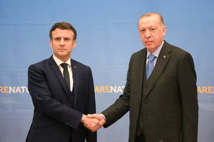 Μακρόν σε Ερντογάν: Πρόθυμη η Γαλλία για φιλόδοξη διμερή ατζέντα με την Τουρκία