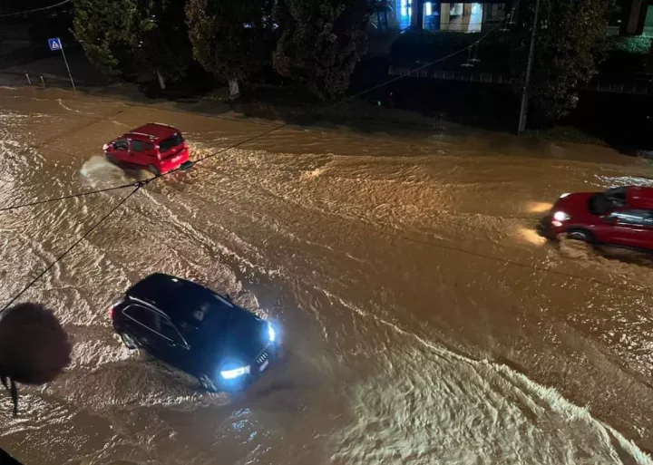 Σφοδρή κακοκαιρία «σαρώνει» την Ιταλία: Πλημμύρες και εκτεταμένες ζημιές σε πολλές περιοχές 
