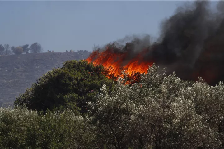 Γρεβενά: Σε εξέλιξη η πυρκαγιά στην Βάλια Κάλντα