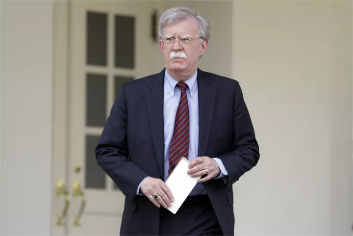 ΗΠΑ: Έφοδος του FBI στον πρώην συνεργάτη και νυν επικριτή του Τραμπ, Τζον Μπόλτον
