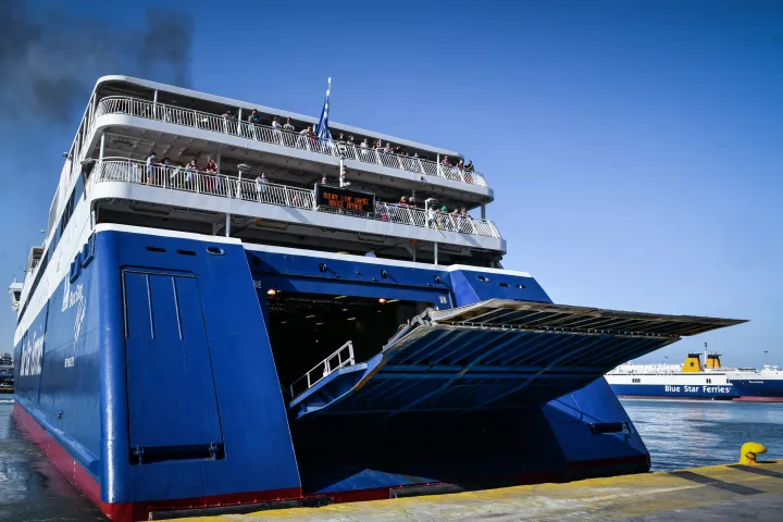 Απέπλευσε το «Blue Star Mykonos» μετά την άρση της απαγόρευσης απόπλου