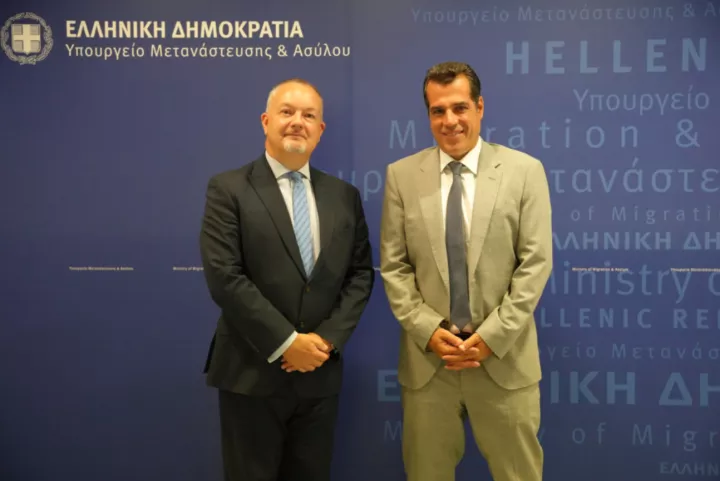 Συνάντηση Πλεύρη με τον πρέσβη του Ηνωμένου Βασιλείου - Στην ατζέντα το νέο μεταναστευτικό νομοσχέδιο