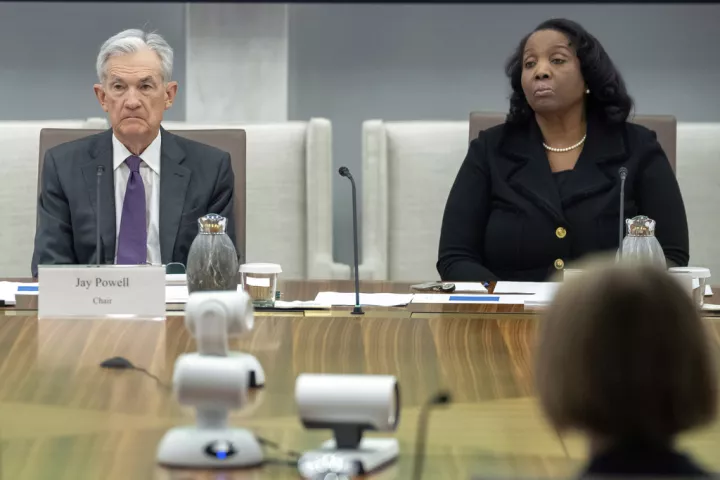 Fed: Τι φανερώνουν οι προσπάθειες του Ντόναλντ Τραμπ για την «εκπαραθύρωση» της Κουκ