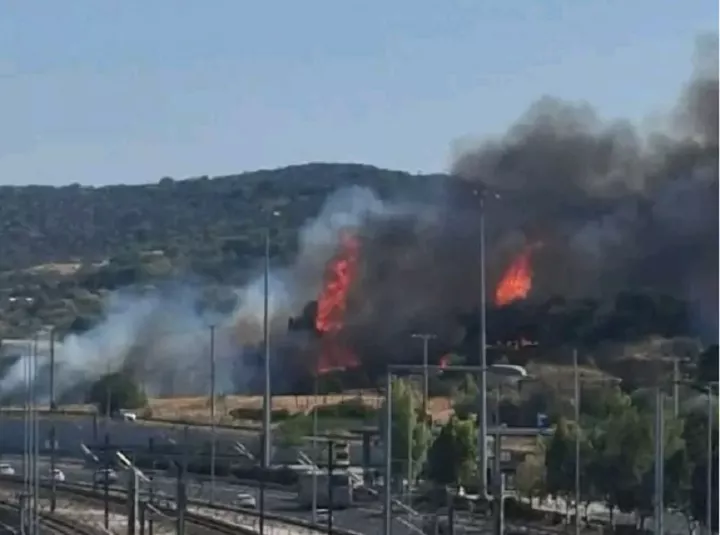 Καλύτερη η εικόνα της φωτιάς στην Παιανία, πλησίον της Αττικής Οδού - Μήνυμα του 112 στους κατοίκους για ετοιμότητα
