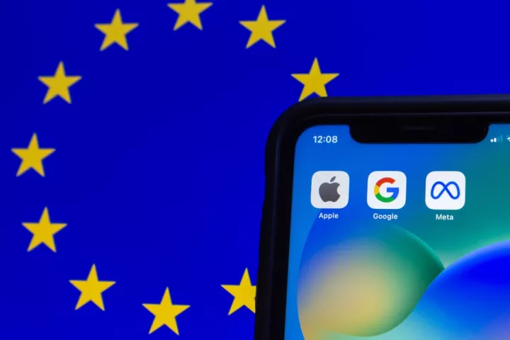 Η Κομισιόν απορρίπτει τις κατηγορίες Τραμπ για το τεχνολογικό πλαίσιο στην ΕΕ 
