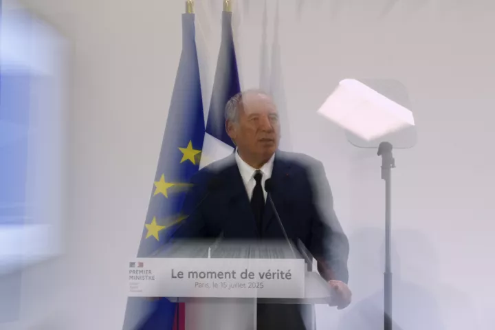 Άλμα στο κενό από τον Μπαϊρού στη Γαλλία του «μνημονίου» 
