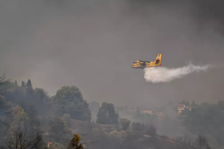Φωτιά σε δύο εστίες στα Καλύβια Ηλείας - Σηκώθηκαν εναέρια μέσα